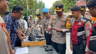 Kapolres Periksa Senjata Api Milik Anggota Polres Lumajang