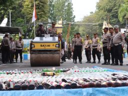 Jelang Nataru Ribuan Miras Serta Knalpot Brong Dimusnahkan Polres Lumajang