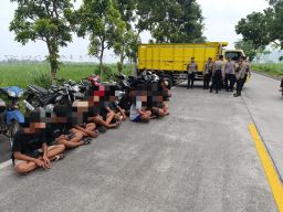 Polisi Tilang Para Remaja Balap Liar di JLS Lumajang