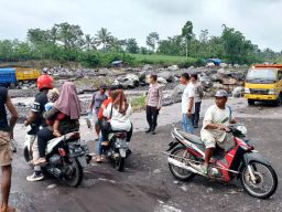 Polisi Pantau Sungai Besuk Sat Lumajang Himbau Warga Waspada