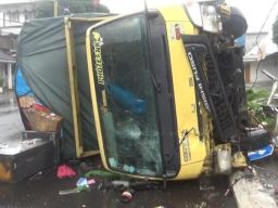 Diduga Sopir Truk Ngantuk, Tabrak Lampu Merah Wonorejo Lumajang