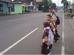 Jamin Keselamatan Polisi Bantu Siswa Sebrang di Ranuyoso Lumajang