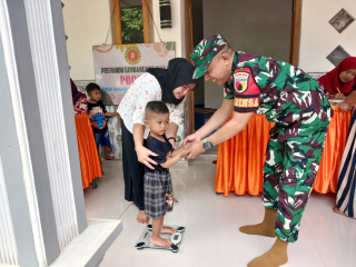 Babinsa Sawaran lor Lumajang Ikut Dampingi Kegiatan Posyandu Dusun Pocok