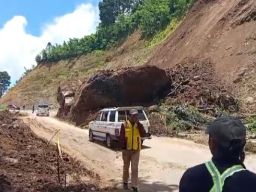 Longsor di Piket Nol Lumajang Batu Besar Halangi Arus Lalu Lintas