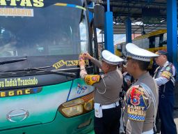 Satlantas Polres Lumajang Gelar Ramp Check dan Tes Narkoba bagi Sopir Bus Jelang Lebaran