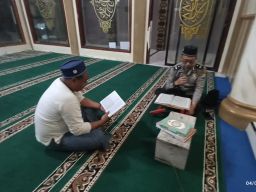 Polsek Ranuyoso Tadarus Bersama Warga di Masjid