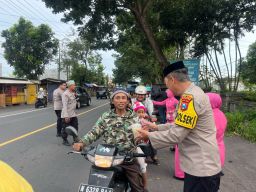 Polsek Tempeh dan Bhayangkari Bagikan Takjil Gratis, Wujud Kepedulian di Bulan Ramadan