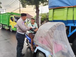 Satlantas Polres Lumajang Bagikan Takjil Gratis di Jalan Raya