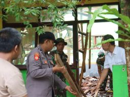 Polisi, TNI, dan Guru Gotong Royong Bersihkan Reruntuhan SDN Kutorenon 03 Lumajang