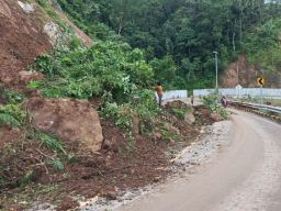 Tebing Longsor di KM 55 Lumajang, Polisi Imbau Pengendara Waspada