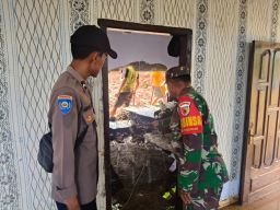Pasca Longsor, Aparat dan Warga Bersihkan Rumah Warga di Kaliuling Lumajang