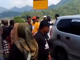 Mobil Polisi Dihadang Warga Usai Razia Tambang Pasir Ilegal di Lumajang