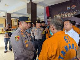 Gunakan Kartu LSM untuk Intimidasi, Warga Lumajang Diringkus Usai Curi Kelapa Milik Tetangga