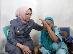 Mbah Buati Akhirnya Tinggalkan Rumah Reyot, Pemkab Lumajang Hadirkan Harapan Baru