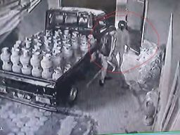 Maling Bersenjata Celurit Gasak 2 Motor Sekaligus di Wotgalih Lumajang, Aksinya Terekam CCTV!