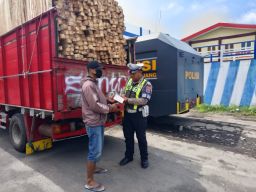 Aksi Truk "Oleng Demi Konten" Gegerkan Lumajang, Sopir Kabur Tinggalkan Kendaraan