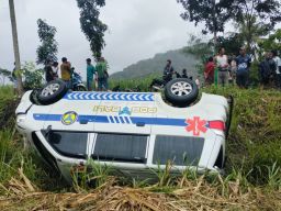 Ambulans Pecah Ban di Jalan Lintas Selatan Lumajang,  Dua Orang Luka Ringan