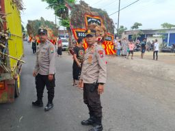 Polsek Yosowilangun Lumajang Kawal Ketat Grebeg Suro, Budaya Aman Warga Nyaman!