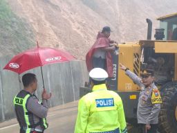 Longsor di Jalur Piket Nol, Satlantas Polres Lumajang Terapkan Sistem Buka-Tutup Jalur
