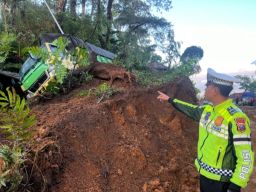 Longsor Kembali Terjang Jalur Piket Nol Lumajang,  Dua Truk Tertimpa Material