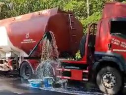 Truk Tangki Pertamina Diserempet di Lumajang, Solar Tumpah ke Jalan