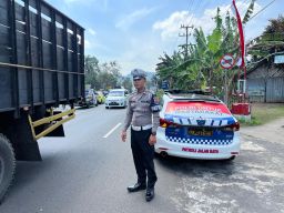 Satlantas Polres Lumajang Atur Arus Lalin di Lokasi Perbaikan Jembatan Jagalan Klakah