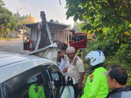 Minibus Tabrak Truk di Ranuyoso, Tiga Penumpang Luka-Luka