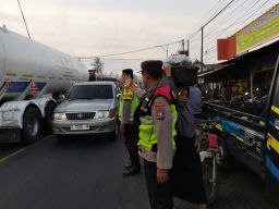 Polsek Ranuyoso Tertibkan Lalin dan Pedagang di Pasar Buah Ranuyoso