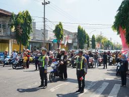 Sirine Hentikan Jalan Raya, Rakyat Lumajang Tegak Hormat di Detik Proklamasi ke-80
