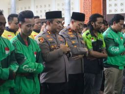 Polres Lumajang dan Komunitas Ojol Gelar Salat Gaib untuk Affan Kurniawan