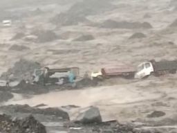 Empat Truk Penambang Pasir Terjebak Banjir Lahar Semeru di Lumajang