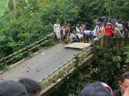 Gotong Royong Warga dan Respons Cepat Pemkab di Balik Ambruknya Jembatan Senduro–Gucialit