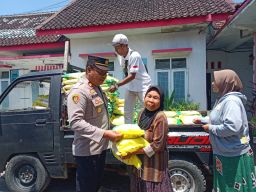 Polsek Kunir-Bulog Turunkan Beras Murah, Warga Berebut Belanja