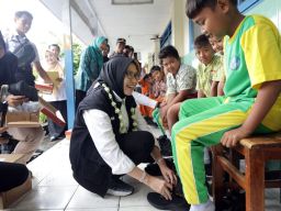 Sepatu Baru, Senyum Baru untuk Siswa Jatiroto Lumajang