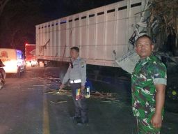 Truk Saling Hantam di Tikungan Jatiroto, Sopir Luka Usai Benturan Keras