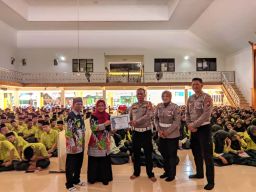 Polantas Menyapa, Satlantas Lumajang Ajak Santri Jadi Pelopor Keselamatan Jalan