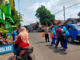 Polisi Lumajang Turun ke Jalan, Pelajar Aman Menyeberang, Macet Pagi Terkendali