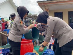 Peduli Warga Kekeringan, Polwan Polres Lumajang Salurkan Bantuan Air Bersih