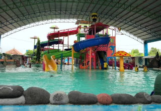 Sensasi Segarnya Bermain Air di Water Park Marbgong, Probolinggo
