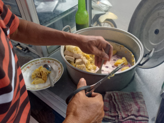 Siomay Pak Samsul, Cita Rasa Legendaris di Depan SMAN 2 Lumajang
