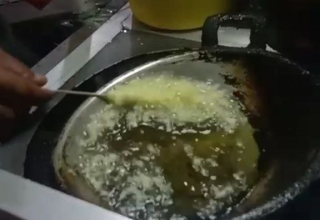 Telor Gulung , Camilan Malam Favorit Khas Pak Huri di Samping Masjid Agung Lumajang