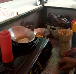 Telur Gulung Pak Zofar, Jajanan Murah Meriah yang Selalu Bikin Ramai buat warga Lumajang 