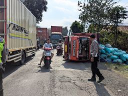 Minibus Hantam Dua Truk di Banyuputih Kidul Lumajang, Sopir Truk Luka Kaki