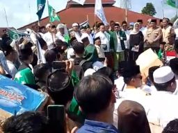 Aksi Damai Aliansi Santri Lumajang Menggema, Desak Trans7 Minta Maaf karena Lecehkan Pesantren
