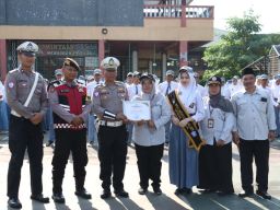 Satlantas Polres Lumajang Tanamkan Disiplin Berlalu Lintas Lewat “Police Goes To School”