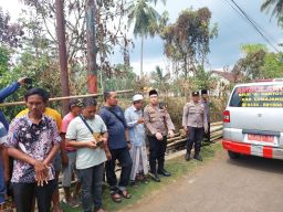 Polisi Kawal Pemakaman RH Akhir Panjang Sang Maling Sapi di Lumajang