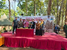 Kapolsek Gucialit Dampingi Bupati Lumajang Tinjau Rumah Warga dan Resmikan Wisata Kopi Jatian Kenong