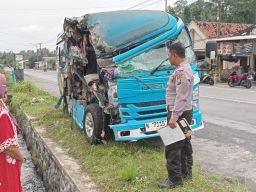 Microbus Pelajar SMK Tempursari Hantam Truk Pasir di Lumajang: Sopir Diduga Mengantuk, 4 Orang Terluka! 