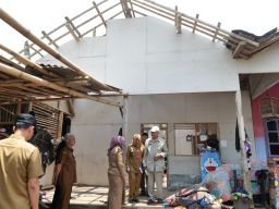 Bunda Indah Datang Membawa Ketenangan: Haru di Tengah Puing Puting Beliung Randuagung
