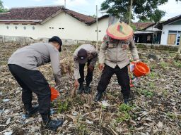 Polsek Jatiroto Dukung Ketahanan Pangan Nasional Lewat Penanaman Jagung di Lahan Polsek